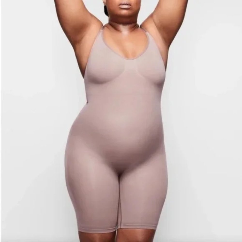 SKIMS Sculpting Seamless Mid-Thigh Bodysuit in Umber Size Small / Medium